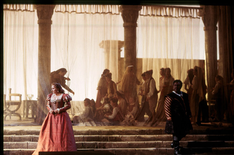 Patricia Racette (Desdemona), Jon Fredric West (Otello), Chorus, Otello, Giuseppe Verdi. San Francisco Opera, 2002-03. Photographer: Ken Friedman/San Francisco Opera.