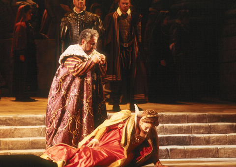 Patricia Racette (Desdemona), Jon Fredric West (Otello), Ensemble, Otello, Giuseppe Verdi. San Francisco Opera, 2002-03. Photographer: Ken Friedman/San Francisco Opera.