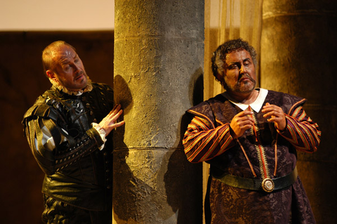 Sergei Leiferkus (Iago), Jon Fredric West (Otello), Otello, Giuseppe Verdi. San Francisco Opera, 2002-03. Photographer: Larry Merkle/San Francisco Opera.