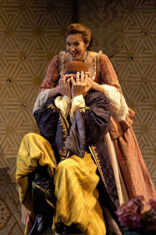 Jennifer Welch-Babidge (Blondchen), Michael Eder (Osmin), Die Entführung aus dem Serail, Wolfgang Amadeus Mozart. San Francisco Opera, 2002-03. Photographer: Larry Merkle/San Francisco Opera.