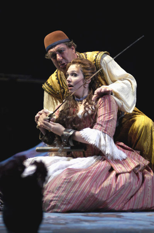 Michael Eder (Osmin), Jennifer Welch-Babidge (Blondchen), Die Entführung aus dem Serail, Wolfgang Amadeus Mozart. San Francisco Opera, 2002-03. Photographer: Larry Merkle/San Francisco Opera.