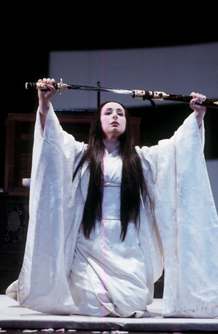 Verónica Villarroel (Cio-Cio-San), Madama Butterfly, Giacomo Puccini. San Francisco Opera, 2002-03. Photographer: Ken Friedman/San Francisco Opera.