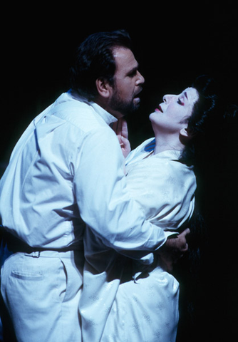 Sergej Larin (Pinkerton), Verónica Villarroel (Cio-Cio-San), Madama Butterfly, Giacomo Puccini. San Francisco Opera, 2002-03. Photographer: Ken Friedman/San Francisco Opera.