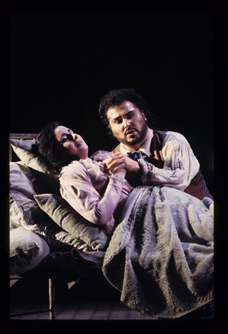 Verónica Villarroel (Mimì), Roberto Aronica (Rodolfo), La Bohème, Giacomo Puccini. San Francisco Opera, 1993-94. Photographer: Marty Sohl/San Francisco Opera.