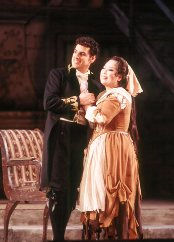 Juan Diego Flórez (Don Ramiro), Mika Shigematsu (Cenerentola), La Cenerentola, Gioachino Rossini. San Francisco Opera, 2002-03. Photographer: Ken Friedman/San Francisco Opera.