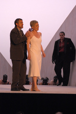 David Kuebler (Faust), Angela Denoke (Marguerite), Kristinn Sigmundsson (Méphistophélès), Supernumeraries, La Damnation de Faust, Hector Berlioz. San Francisco Opera, 2002-03. Photographer: Larry Merkle/San Francisco Opera.