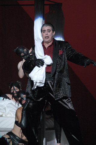 Kristinn Sigmundsson (Méphistophélès), Supernumeraries, La Damnation de Faust, Hector Berlioz. San Francisco Opera, 2002-03. Photographer: Larry Merkle/San Francisco Opera.