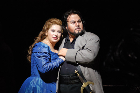 Marina Mescheriakova (Leonora), Richard Margison (Manrico), Il Trovatore, Giuseppe Verdi. San Francisco Opera, 2002-03. Photographer: Larry Merkle/San Francisco Opera.