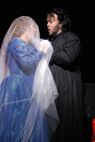 Marina Mescheriakova (Leonora), Richard Margison (Manrico), Il Trovatore, Giuseppe Verdi. San Francisco Opera, 2002-03. Photographer: Larry Merkle/San Francisco Opera.