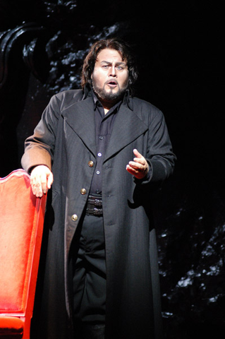 Richard Margison (Manrico), Il Trovatore, Giuseppe Verdi. San Francisco Opera, 2002-03. Photographer: Larry Merkle/San Francisco Opera.