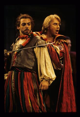 Alfonso Antoniozzi (Leporello), Dmitri Hvorostovsky (Don Giovanni), Don Giovanni, Wolfgang Amadeus Mozart. San Francisco Opera, 1999-2000. Photographer: Ken Friedman/San Francisco Opera.