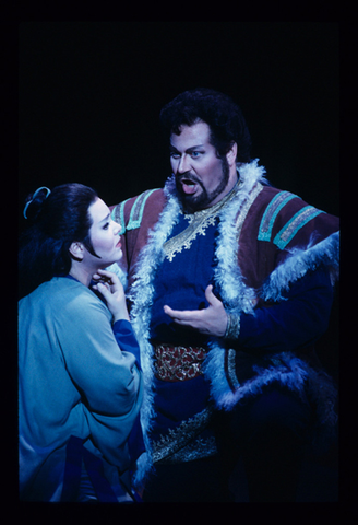 Lucia Mazzaria (Liù), Michael Sylvester (Calaf), Turandot, Giacomo Puccini. San Francisco Opera, 1993-94. Photographer: Marty Sohl/San Francisco Opera.