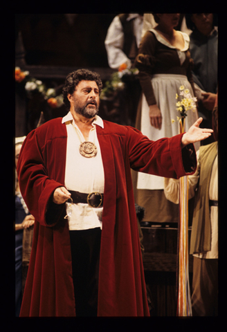 Bernd Weikl (Hans Sachs), Die Meistersinger von Nürnberg, Richard Wagner. San Francisco Opera, 1993-94. Photographer: Marty Sohl/San Francisco Opera.