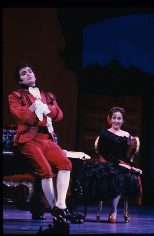 Jeffrey Black (Figaro), Frederica von Stade (Rosina), Il Barbiere di Siviglia, Gioachino Rossini. San Francisco Opera, 1991-92. Photographer: Marty Sohl/San Francisco Opera.