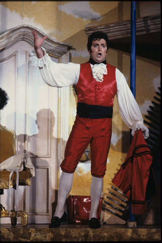 Jeffrey Black (Figaro), Il Barbiere di Siviglia, Gioachino Rossini. San Francisco Opera, 1991-92. Photographer: Marty Sohl/San Francisco Opera.