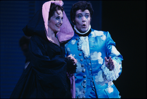 Frederica von Stade (Rosina), Jorge Lopez-Yañez (Count Almaviva), Il Barbiere di Siviglia, Gioachino Rossini. San Francisco Opera, 1991-92. Photographer: Marty Sohl/San Francisco Opera.