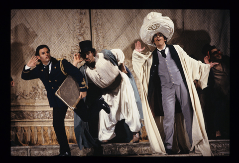 Frank Lopardo (Lindoro), Dale Travis (Haly), Alfonso Antoniozzi (Taddeo), L'Italiana in Algeri, Gioachino Rossini. San Francisco Opera, 1991-92. Photographer: Marty Sohl/San Francisco Opera.