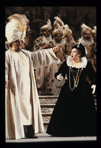 Simone Alaimo (Mustafà), Marilyn Horne (Isabella), Chorus, L'Italiana in Algeri, Gioachino Rossini. San Francisco Opera, 1991-92. Photographer: Marty Sohl/San Francisco Opera.