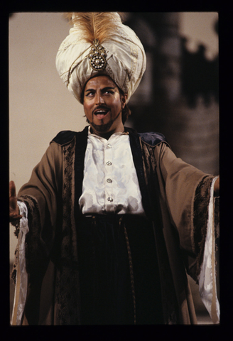 Simone Alaimo (Mustafà), L'Italiana in Algeri, Gioachino Rossini. San Francisco Opera, 1991-92. Photographer: Marty Sohl/San Francisco Opera.