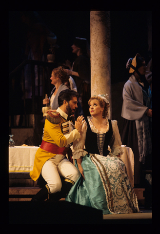 Gino Quilico (Belcore), Ruth Ann Swenson (Adina), Chorus, L'Elisir d'Amore, Gaetano Donizetti. San Francisco Opera, 1992-93. Photographer: Marty Sohl/San Francisco Opera.