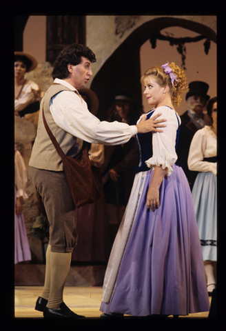 Jerry Hadley (Nemorino), Ruth Ann Swenson (Adina), Chorus, L'Elisir d'Amore, Gaetano Donizetti. San Francisco Opera, 1992-93. Photographer: Marty Sohl/San Francisco Opera.