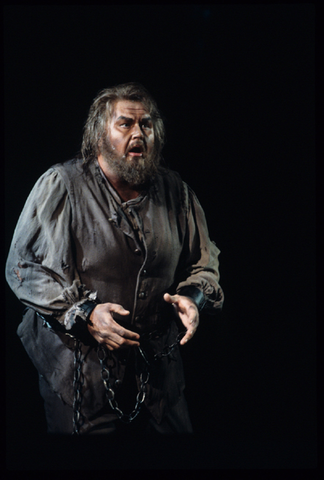 Gary Lakes (Florestan), Fidelio, Ludwig van Beethoven. San Francisco Opera, 1992-93. Photographer: Marty Sohl/San Francisco Opera.