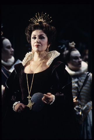 Nina Terentieva (Princess Eboli), Chorus, Don Carlo, Giuseppe Verdi. San Francisco Opera, 1992-93. Photographer: Marty Sohl/San Francisco Opera.