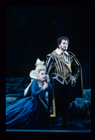 Susan Patterson (Helena), David Malis (Demetrius), A Midsummer Night's Dream, Benjamin Britten. San Francisco Opera, 1992-93. Photographer: Marty Sohl/San Francisco Opera.