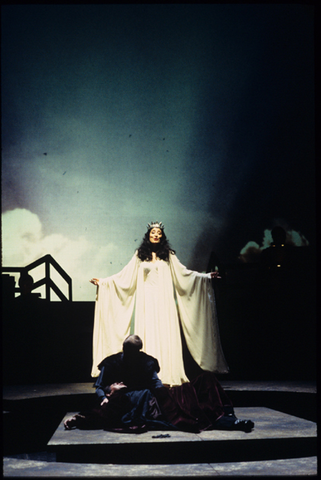 Maria Fortuna (Queen Isabella), Jean-Philippe Lafont (Christopher Columbus I), Christophe Colomb, Darius Milhaud. San Francisco Opera, 1992-93. Photographer: Larry Merkle/San Francisco Opera.