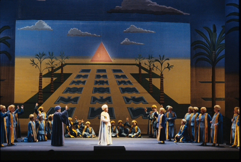 Thomas Stewart (Speaker), Kevin J. Langan (Sarastro), Alan Fischer (A Priest), Chorus, Die Zauberflöte, Wolfgang Amadeus Mozart. San Francisco Opera, 1990-91. Photographer: Marty Sohl/San Francisco Opera.