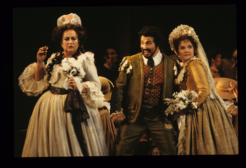 Judith Christin (Marcellina), Simone Alaimo (Figaro), Cheryl Parrish (Susanna), Le Nozze di Figaro, Wolfgang Amadeus Mozart. San Francisco Opera, 1990-91. Photographer: Larry Merkle/San Francisco Opera.