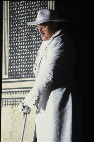 Dale Travis (Don Alfonso), Così fan tutte, Wolfgang Amadeus Mozart. San Francisco Opera, 1990-91. Photographer: Ken Friedman/San Francisco Opera.