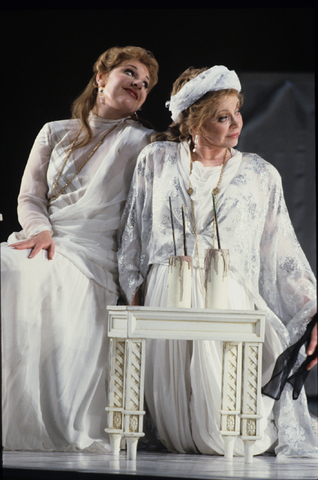 Susan Patterson (Fiordiligi), Judith Forst (Dorabella), Così fan tutte, Wolfgang Amadeus Mozart. San Francisco Opera, 1990-91. Photographer: Ken Friedman/San Francisco Opera.