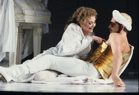 Judith Forst (Dorabella), James Michael McGuire (Guglielmo), Così fan tutte, Wolfgang Amadeus Mozart. San Francisco Opera, 1990-91. Photographer: Ken Friedman/San Francisco Opera.