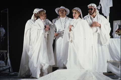 James Michael McGuire (Guglielmo), Judith Forst (Dorabella), Dale Travis (Don Alfonso), Susan Patterson (Fiordiligi), Deon van der Walt (Ferrando), Così fan tutte, Wolfgang Amadeus Mozart. San Francisco Opera, 1990-91. Photographer: Ken Friedman/San Francisco Opera.