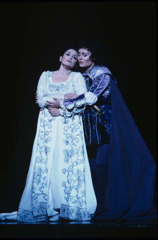 Cecilia Gasdia (Giulietta), Delores Ziegler (Romeo), I Capuleti e i Montecchi, Vincenzo Bellini. San Francisco Opera, 1991-92. Photographer: Marty Sohl/San Francisco Opera.