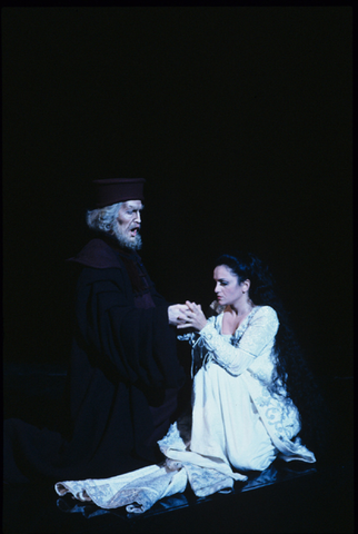 Philip Skinner (Friar Lorenzo), Cecilia Gasdia (Giulietta), I Capuleti e i Montecchi, Vincenzo Bellini. San Francisco Opera, 1991-92. Photographer: Marty Sohl/San Francisco Opera.