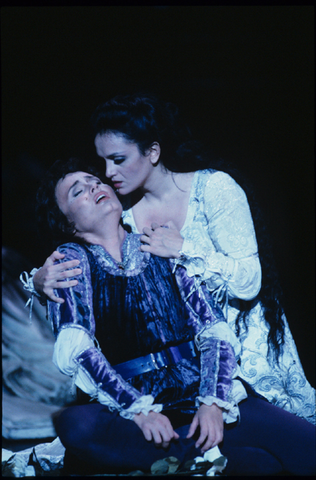 Delores Ziegler (Romeo), Cecilia Gasdia (Giulietta), I Capuleti e i Montecchi, Vincenzo Bellini. San Francisco Opera, 1991-92. Photographer: Marty Sohl/San Francisco Opera.