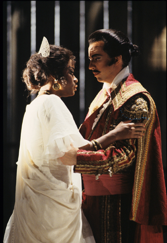 Denyce Graves (Carmen), Dimitri Kharitonov (Escamillo), Carmen, Georges Bizet. San Francisco Opera, 1991-92. Photographer: Marty Sohl/San Francisco Opera.