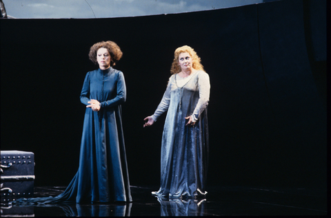 Hanna Schwarz (Brangäne), Gabriele Schnaut (Isolde), Tristan und Isolde, Richard Wagner. San Francisco Opera, 1991-92. Photographer: Marty Sohl/San Francisco Opera.