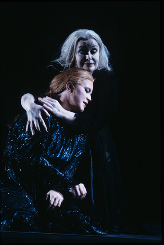 Nadine Secunde (Chrysothemis), Gwyneth Jones (Elektra), Elektra, Richard Strauss. San Francisco Opera, 1991-92. Photographer: Marty Sohl/San Francisco Opera.