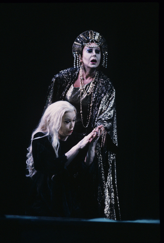 Gwyneth Jones (Elektra), Helga Dernesch (Klytemnestra), Elektra, Richard Strauss. San Francisco Opera, 1991-92. Photographer: Marty Sohl/San Francisco Opera.