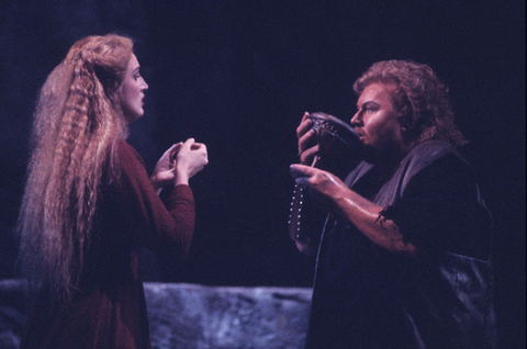 Rebecca Blankenship (Sieglinde), Gary Lakes (Siegmund), Die Walküre, Richard Wagner. San Francisco Opera, 1989-90. Photographer: Larry Merkle/San Francisco Opera.