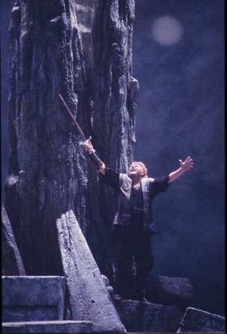 Gary Lakes (Siegmund), Die Walküre, Richard Wagner. San Francisco Opera, 1989-90. Photographer: Larry Merkle/San Francisco Opera.