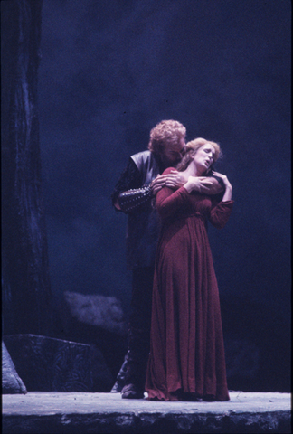 Gary Lakes (Siegmund), Rebecca Blankenship (Sieglinde), Die Walküre, Richard Wagner. San Francisco Opera, 1989-90. Photographer: Larry Merkle/San Francisco Opera.