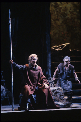 Robert Hale (Wotan), Helmut Pampuch (Mime), Siegfried, Richard Wagner. San Francisco Opera, 1989-90. Photographer: Marty Sohl/San Francisco Opera.