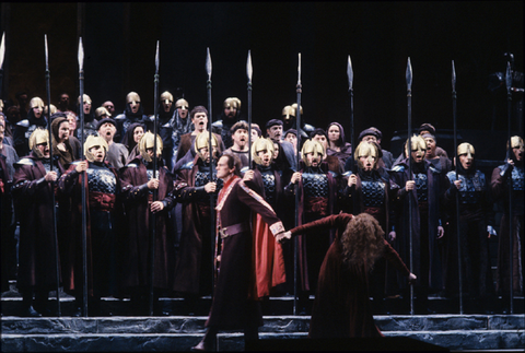 Michael Devlin (Gunther), Gwyneth Jones (Brünnhilde), Chorus, Götterdämmerung, Richard Wagner. San Francisco Opera, 1989-90. Photographer: Marty Sohl/San Francisco Opera.