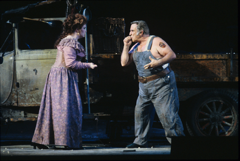 Marilyn Mims (Nedda), Matteo Manuguerra (Tonio), Pagliacci, Ruggero Leoncavallo. San Francisco Opera, 1990-91. Photographer: Larry Merkle/San Francisco Opera.