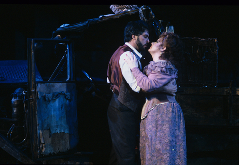 Gino Quilico (Silvio), Marilyn Mims (Nedda), Pagliacci, Ruggero Leoncavallo. San Francisco Opera, 1990-91. Photographer: Larry Merkle/San Francisco Opera.