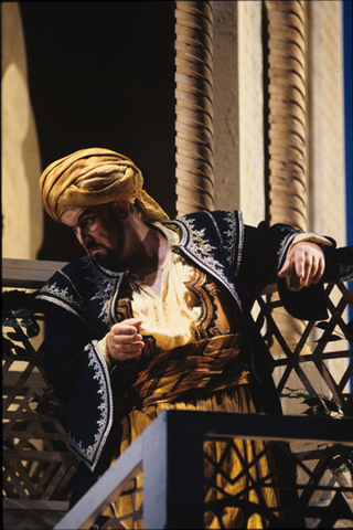 Kurt Moll (Osmin), Die Entführung aus dem Serail, Wolfgang Amadeus Mozart. San Francisco Opera, 1990-91. Photographer: Marty Sohl/San Francisco Opera.